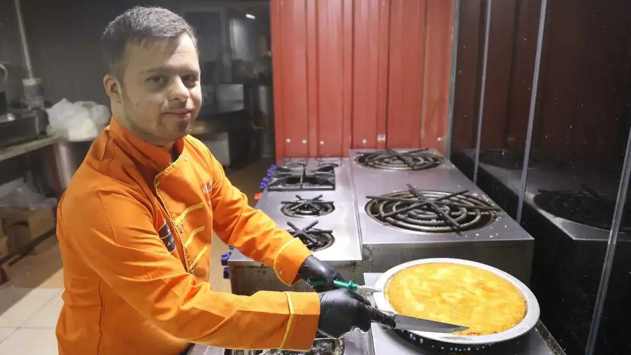 Hatay’da Down Sendromlu Mehmet Dünyanın En İyi Tatlısını Yapıyor! 5